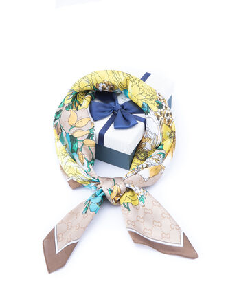 Dámský hebký šátek s barevnými květinami