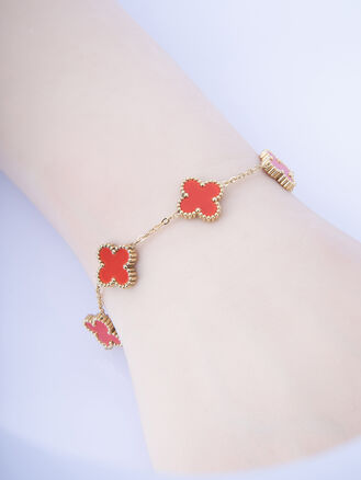 Řetízkový náramek z chirurgické oceli zlaté barvy s červenými kytičkami